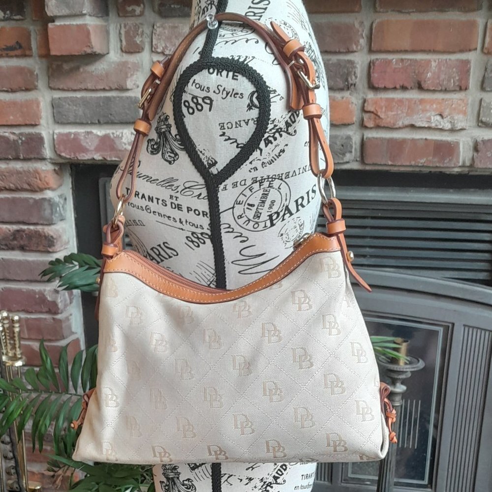 Dooney & Bourke Beige Monogram East West Slouch Shoulder Bag NWOT - Picture 2 of 16